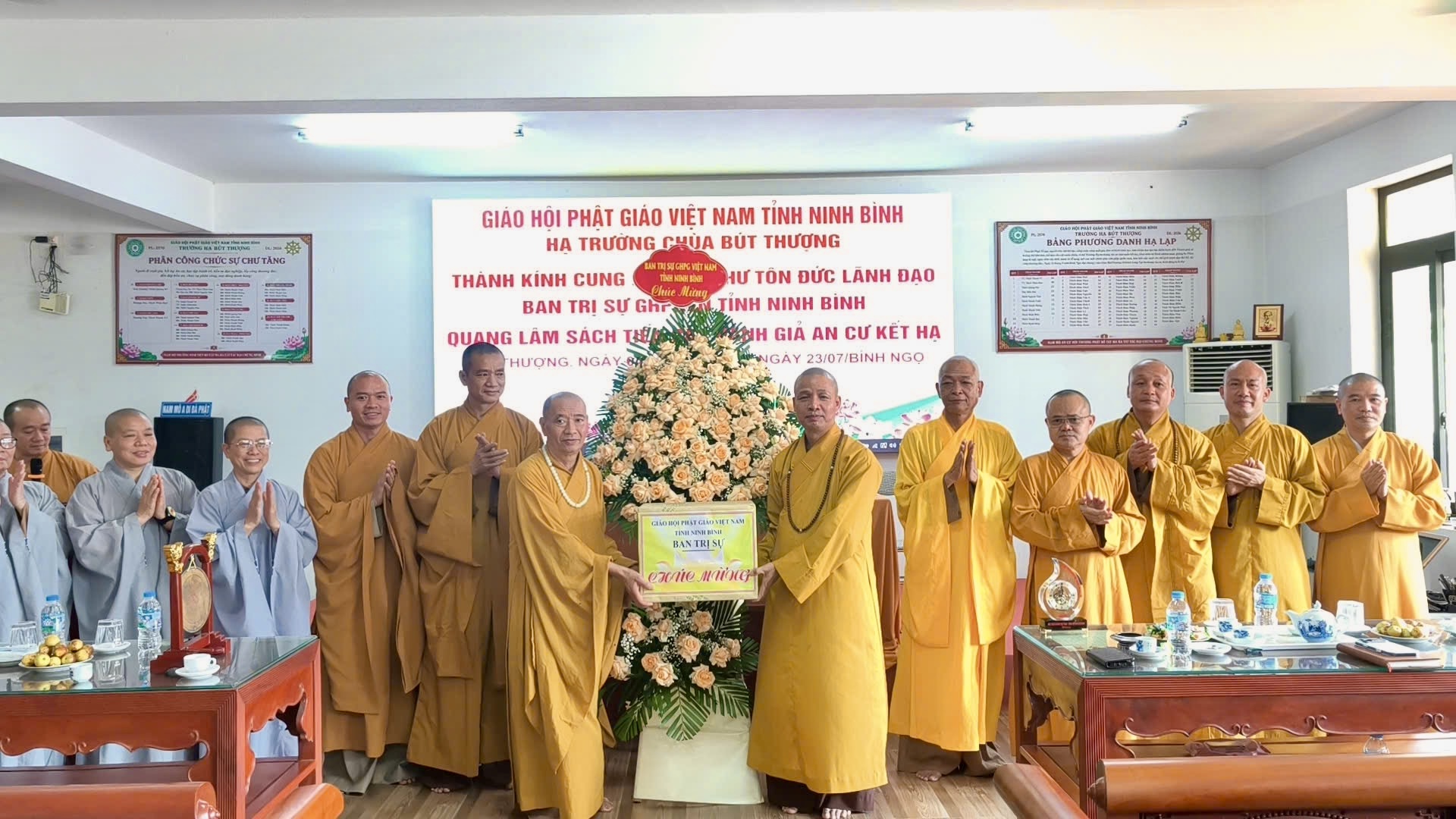 Ban Trị sự GHPGVN tỉnh Ninh Bình thăm, sách tiến hành giả Kết hạ An cư tại Trường hạ chùa Bút Thượng