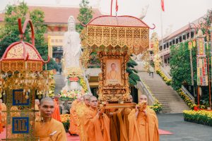 [ẢNH] Cung thỉnh di ảnh Trưởng lão Hòa thượng Thích Thanh Kiểm và Giới bổn về Việt Nam Quốc Tự