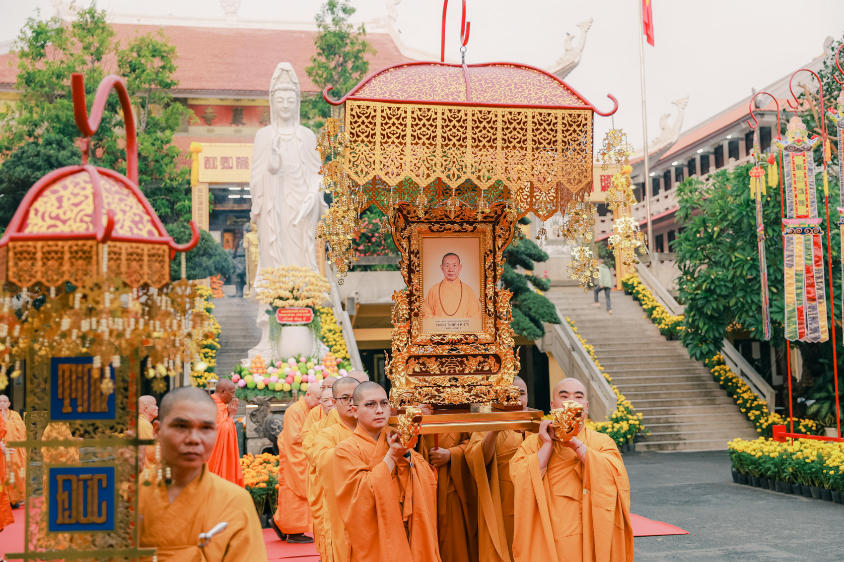 [ẢNH] Cung thỉnh di ảnh Trưởng lão Hòa thượng Thích Thanh Kiểm và Giới bổn về Việt Nam Quốc Tự