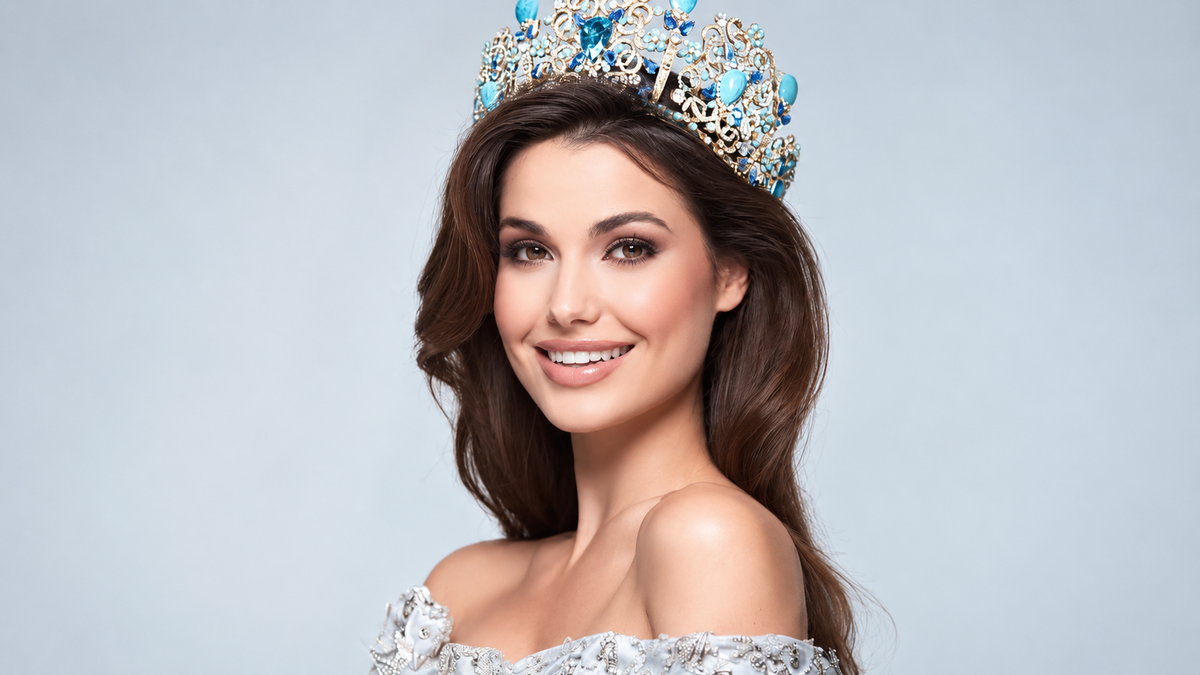 Á hậu 1 Miss World 2026 đẹp gợi cảm, học vấn tốt, là hậu duệ bá tước Thụy Điển