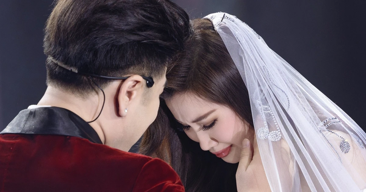 Akira Phan và vợ khóc trong lễ cưới