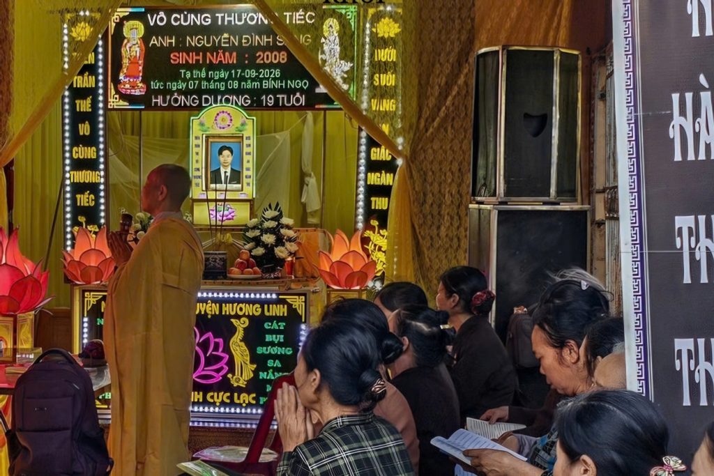 Bà ngoại nam sinh bị nước cuốn xuống cống: &amp;apos;Cháu ngoan và thương mẹ lắm&amp;apos;