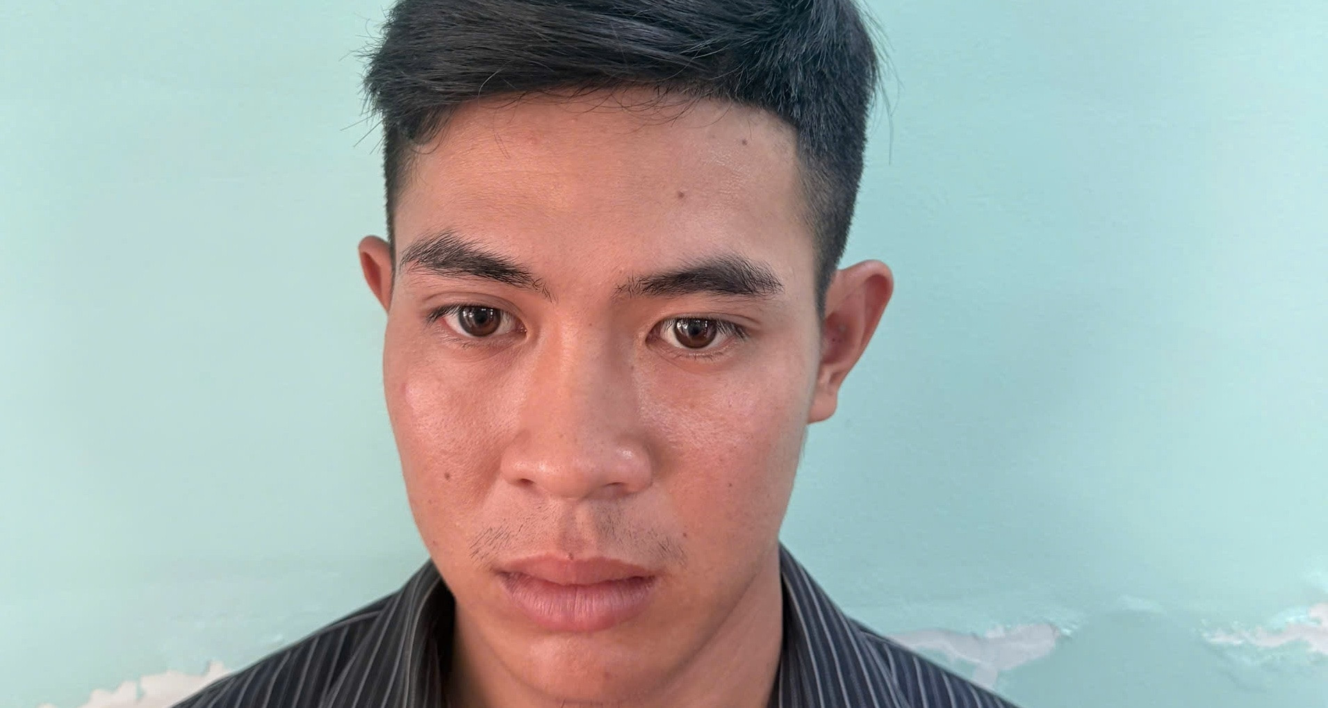Bắt giữ thanh niên 18 tuổi hiếp dâm con gái của mẹ kế