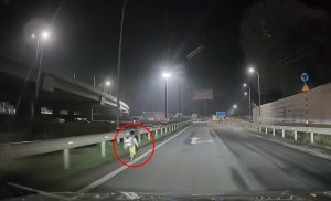 Bé trai đi lạc ở đường dẫn cao tốc lúc nửa đêm, tài xế dừng xe làm điều ấm lòng