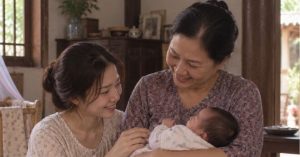 Bên trong hộp bánh dẻo chồng gửi về quê vô tình rơi ra một mảnh giấy, tôi mở ra xem mà lặng người