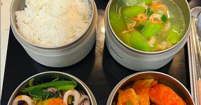 Chồng mang cơm trưa ăn cùng đồng nghiệp nữ