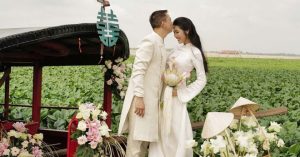 Chú rể 51 tuổi từ Pháp về Việt Nam cưới vợ, đem thuyền hoa đi rước dâu