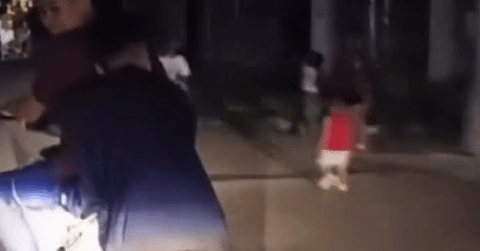 Clip hai thanh niên điều khiển xe trượt lê chân ‘làm xiếc’ trên quốc lộ缩略图 Clip hai thanh niên điều khiển xe trượt lê chân ‘làm xiếc’ trên quốc lộ