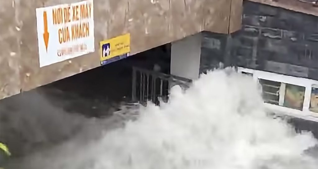 Clip ô tô đi qua tạo sóng làm sập thanh chắn, nước ồ ạt tràn vào hầm chung cư