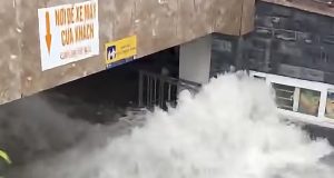 Clip ô tô đi qua tạo sóng làm sập thanh chắn, nước ồ ạt tràn vào hầm chung cư
