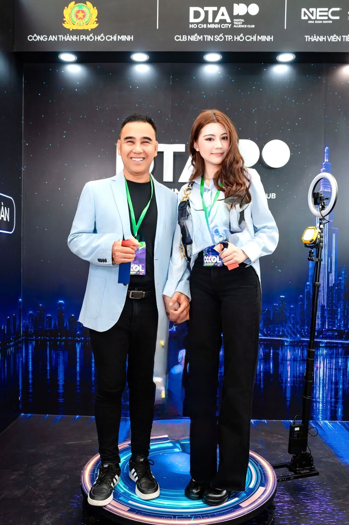 Con gái út MC Quyền Linh 18 tuổi đã cao hơn bố, nam MC đứng cạnh ái nữ liền hài hước gọi “em gái”