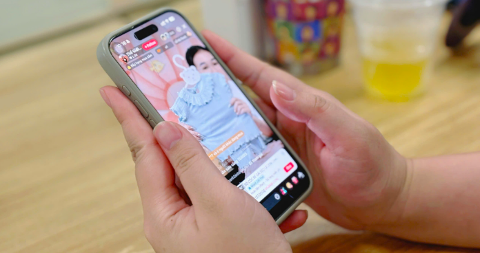 &amp;apos;Cuộc đời trôi nhanh qua những cú vuốt màn hình&amp;apos;