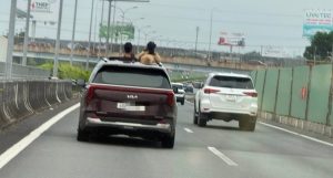 Để trẻ &amp;apos;hóng gió&amp;apos; ở cao tốc, nữ tài xế bị phạt từ hình ảnh phản ánh trên mạng