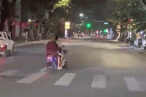 Hà Nội: Nhóm thiếu niên thuê xe đạp điện công cộng, ra đường làm &amp;apos;tổ lái&amp;apos;