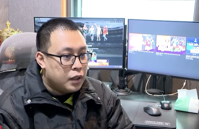 Hé lộ thu nhập của &amp;apos;Anh Thỏ&amp;apos; Xôi lạc TV và danh tính thật các bình luận viên