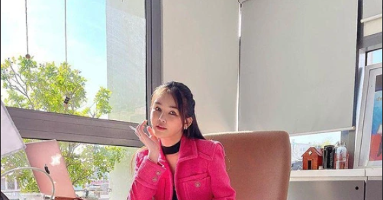 Hoa hậu quê Đồng Tháp có gu thời trang sang chảnh, đi dạy học thanh lịch, xuống phố dát hàng hiệu