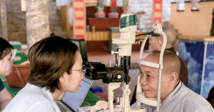Hơn 200 chư Tăng Ni và Phật tử chùa Quán Thế Âm được chăm sóc mắt miễn phí