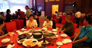 Họp lớp sau 15 năm, 5 người thu nhập khủng được xếp ngồi riêng, đến lúc thanh toán lớp trưởng hỏi “Các ông chủ bao cả nhóm nhé? thì không ai lên tiếng