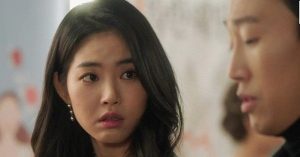 Món quà nhẫn kim cương đắt giá và lời chúc bất ngờ khiến người vợ trẻ ngỡ ngàng