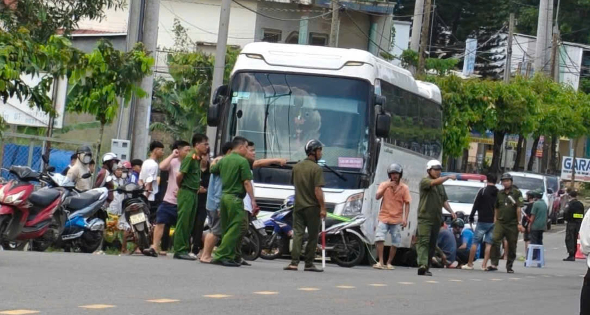 Nam sinh lớp 6 bị cuốn vào gầm ô tô khách đang lùi, tử vong tại chỗ