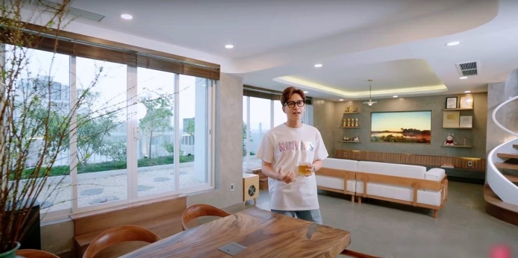Ngô Kiến Huy đập thông 3 tầng, biến penthouse thành không gian sống đúng gu