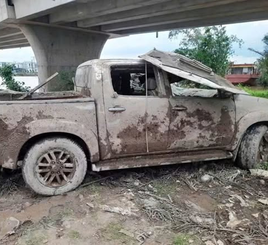 Phát hiện xe bán tải cùng bộ xương người dưới kênh ở Vĩnh Long