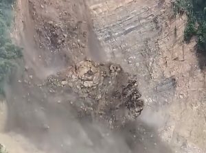 Video: Núi sạt lở như &amp;apos;thác đổ&amp;apos; dù trời không mưa