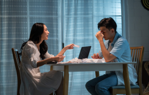 Vợ là trụ cột kiếm tiền và không chịu sinh con, bảo &amp;apos;đưa 3 tỷ em mới yên tâm đẻ&amp;apos;