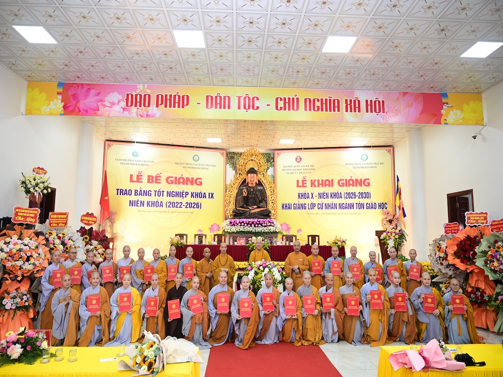 Hải Phòng: Trường Trung cao đẳng Phật học trao bằng tốt nghiệp khoá IX và khai giảng khoá X