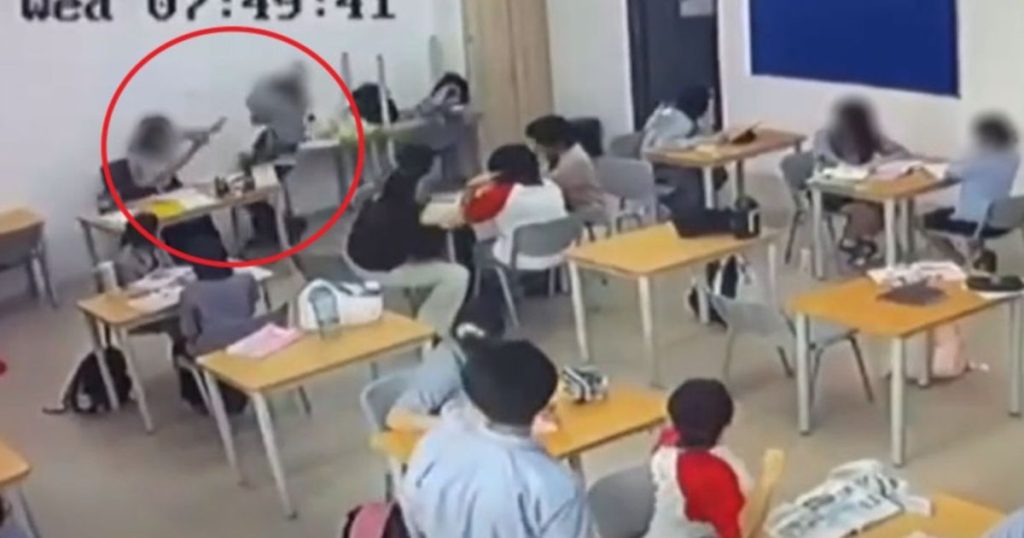 Bắt giữ nam sinh 16 tuổi dùng rìu tấn công giáo viên ở Malaysia: Đoạn video dài 12 phút 6 giây ghi lại gì?