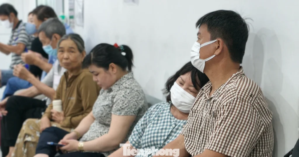 Bệnh nhân ung thư vạ vật chờ từ sáng đến khuya để xạ trị