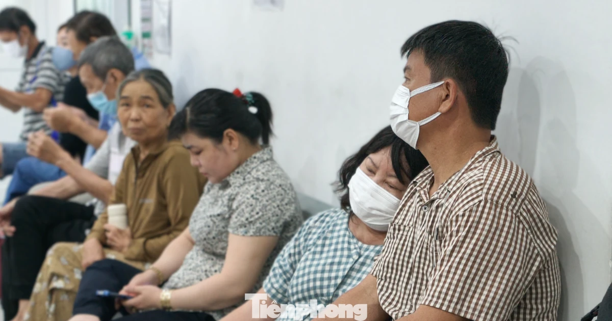 Bệnh nhân ung thư vạ vật chờ từ sáng đến khuya để xạ trị