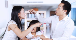 Bi kịch khi bắt con sống trong gia đình độc hại để có đủ bố mẹ”