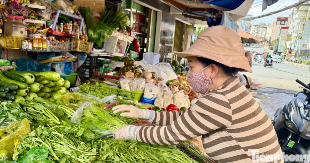 &amp;apos;Bỏng tay&amp;apos; với giá rau sau mưa ngập