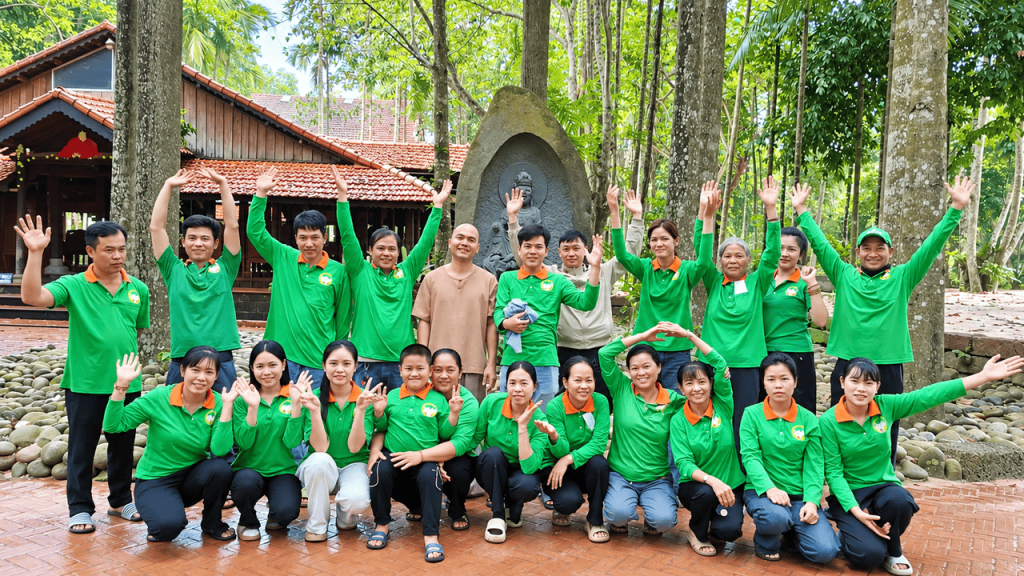 BƯỚC CHÂN PHỤNG SỰ SAU MƯA LŨ TẠI VIỆN CHUYÊN TU