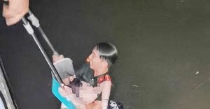 Cô gái 19 tuổi bất ngờ bỏ lại túi xách nhảy xuống nước, đại úy công an lao xuống cứu