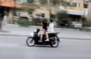 Cô gái đi SH không đội mũ bảo hiểm, lạng lách, đánh võng trên phố Hà Nội