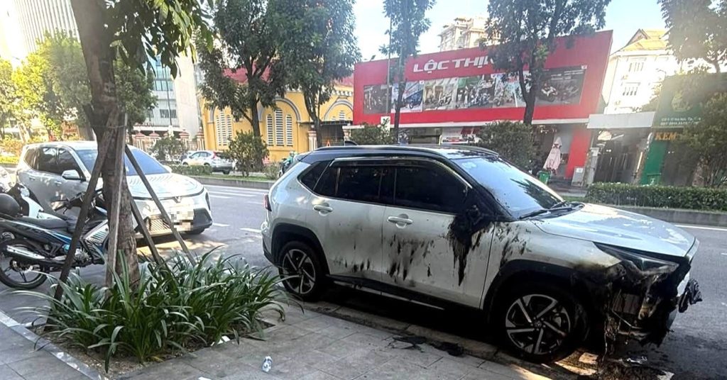 Dấu vết đáng ngờ tại hiện trường vụ ô tô bị cháy ở Huế缩略图 Dấu vết đáng ngờ tại hiện trường vụ ô tô bị cháy ở Huế