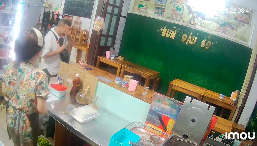 Du khách Nga xúc động chảy nước mắt khi nhận quà từ chủ quán Việt lúc nửa đêm