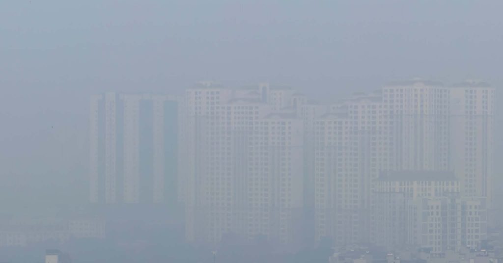Hà Nội ô nhiễm không khí, nhà cao tầng trở nên &amp;apos;tàng hình&amp;apos;