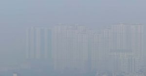 Hà Nội ô nhiễm không khí, nhà cao tầng trở nên &amp;apos;tàng hình&amp;apos;