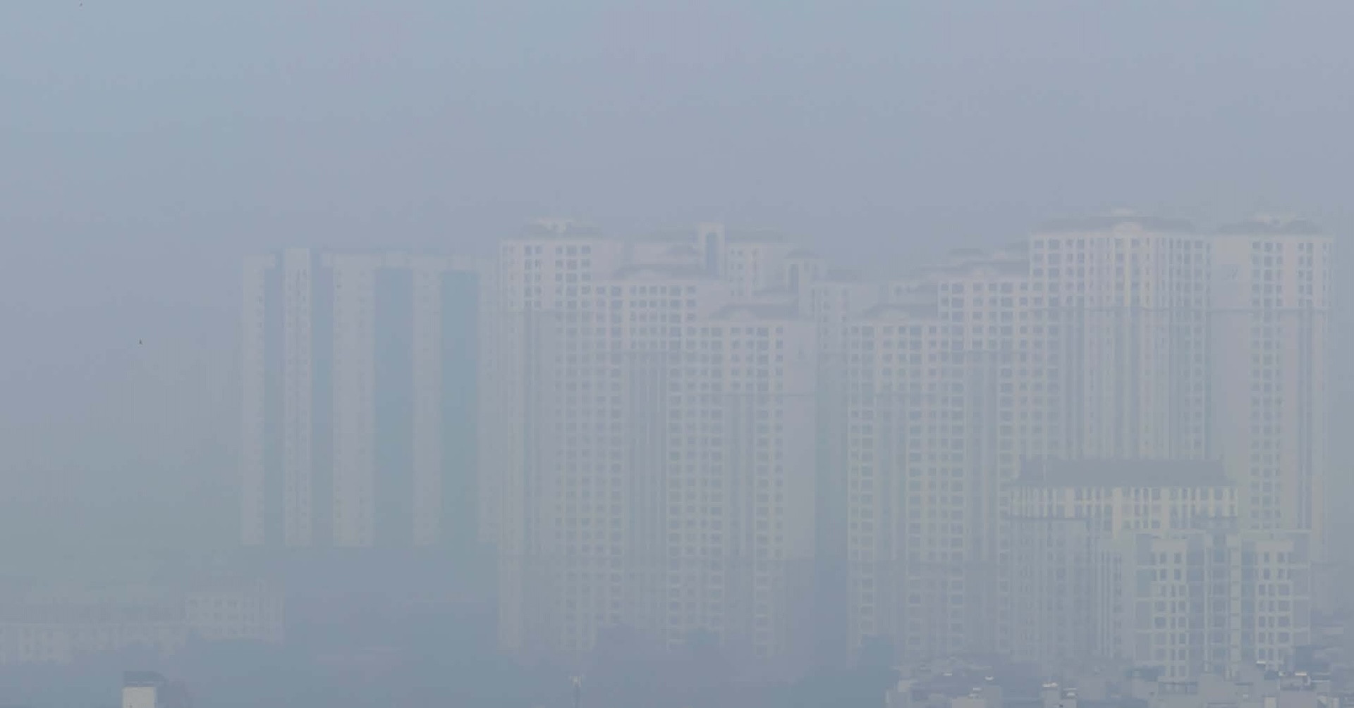 Hà Nội ô nhiễm không khí, nhà cao tầng trở nên &amp;apos;tàng hình&amp;apos;