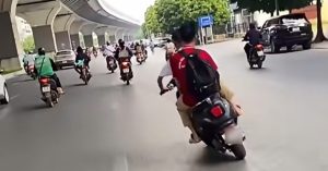 Hai nam sinh 15 tuổi lạng lách &amp;apos;chóng mặt&amp;apos; trên đường ở Hà Nội, mẹ bị phạt 9 triệu đồng