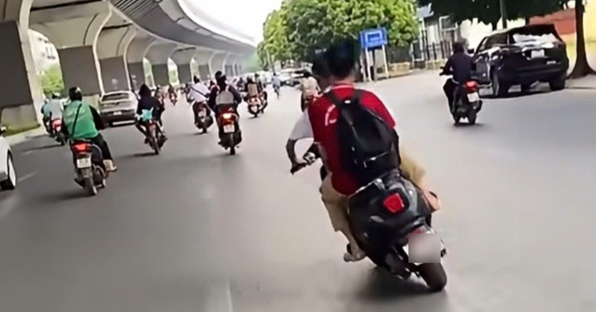 Hai nam sinh 15 tuổi lạng lách &amp;apos;chóng mặt&amp;apos; trên đường ở Hà Nội, mẹ bị phạt 9 triệu đồng