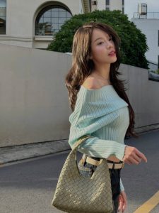 Hoa hậu Thanh Thủy gây chú ý với vòng eo nhỏ nhắn cùng phong cách đời thường đầy cuốn hút