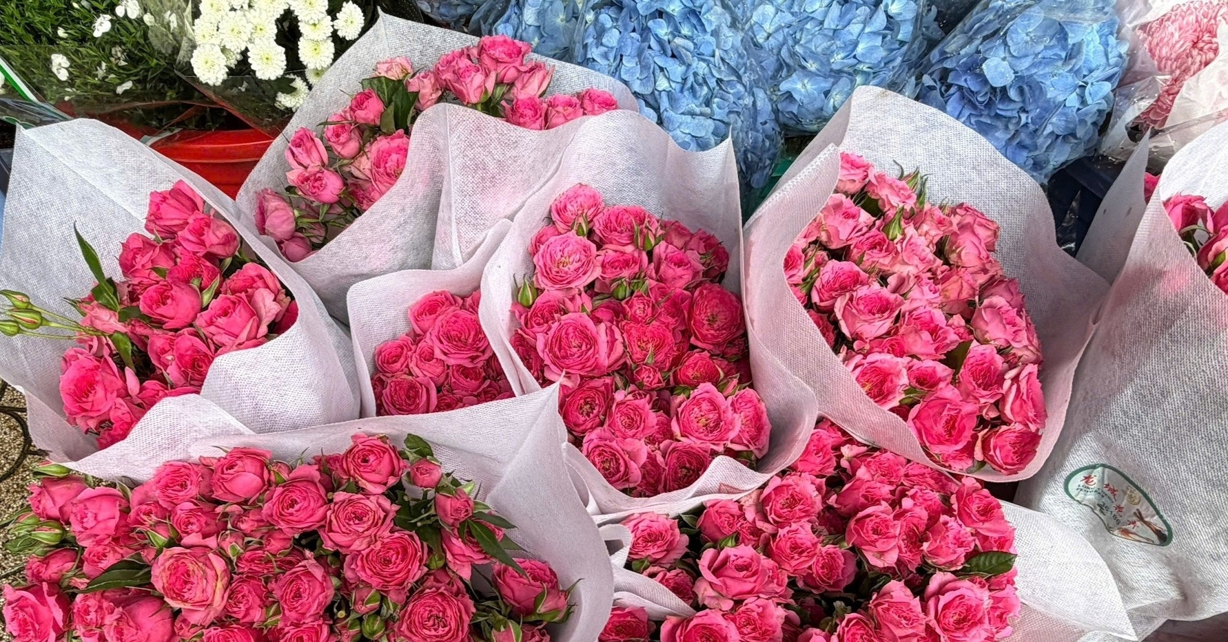 Hoa tươi dịp 20/10: Sáng tăng giá, chiều giảm vội để xả hàng