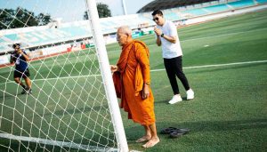 Mời cao tăng &amp;apos;làm phép&amp;apos;, đội bóng của HLV Park Hang Seo thoát hiểm ngoạn mục