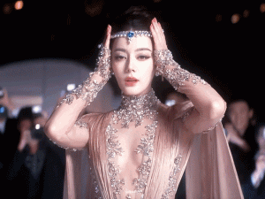 Mọi ống kính đều hướng về Địch Lệ Nhiệt Ba