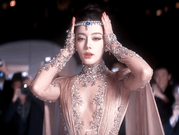 Mọi ống kính đều hướng về Địch Lệ Nhiệt Ba