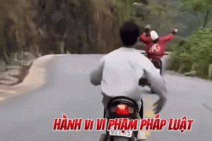 Nam thiếu niên đi xe máy buông hai tay &amp;apos;múa quạt&amp;apos; trên quốc lộ